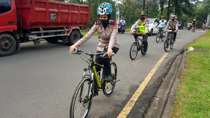 Sejumlah polisi di Bogor berpatroli menjaga keamanan dengan sepeda. Selain berpatroli, mereka bersepeda untuk menjaga kesehatan.