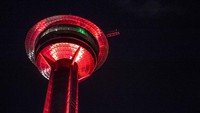 Alta Vila Tower juga iktan tampil dengan sorot lampu berwarna merah.