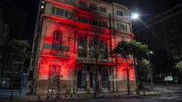 Sorot lampu berwarna merah ini merupakan teknologi refleksi cahaya.