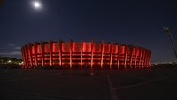 Sorot lampu berwarna merah menyasar Stadion Mineirao di Belo Horizonte, Brasil.