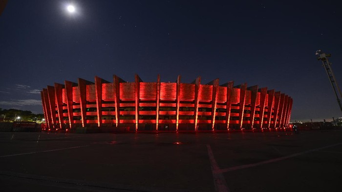 Sorot cahaya lampu berwarna merah menyala menghiasi sudut-sudut serta bangunan paling ikonik di Belo Horizonte, Brasil. Ada apa?