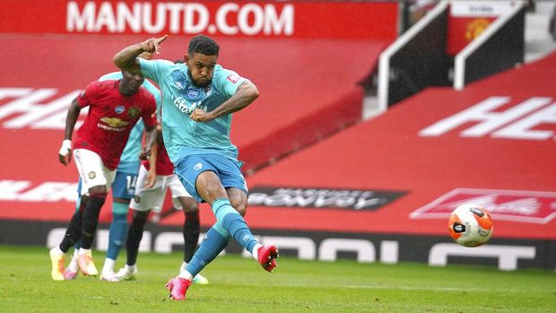 Bournemouth's Joshua King scores a penalty kick goal during the English Premier League soccer match between Manchester United and Bournemouth at Old Trafford stadium in Manchester, England, Saturday, July 4, 2020. (Dave Thompson/Pool via AP)