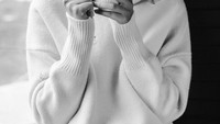 Ada banyak sekali pose Maudy Ayunda dengan secangkir kopi. Setiap posenya tersebut bahkan selalu menarik perhatian. Seperti pada foto ini. Foto: Instagram @maudyayunda