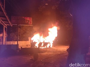 Sebuah Mobil di Jember Terbakar usai Isi BBM
