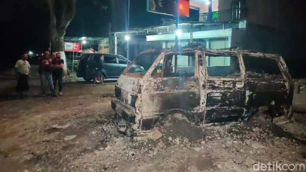 mobil terbakar di jember