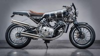 Brough Superior SS100 - Rp 632 Juta. Sepeda motor merek legendaris Brough bangkit kembali dari kematian pada tahun 2015. mereka meluncurkan motor pertama di era modern ini di pameran EICMA pada tahun 2016. SS100 adalah cara modern dalam etos inovasi Brough Superior. Keunggulannya selain tentu performa adalah desain yang sangat baik dan konstruksi dari bahan yang unggul. Foto: Visordown