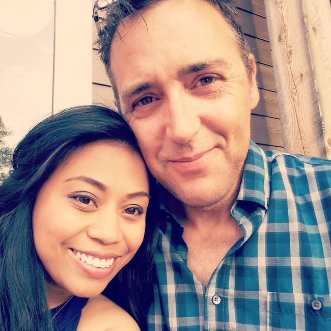 Saat bertemu Nanette secara langsung, Richard sempat kaget. Dia memang sudah mengira bahwa Nanette memiliki tubuh yang mungil, tapi tidak mengira bahwa ternyata tubuh Nanette benar-benar sangatlah kecil. Foto: Instagram @switntiny