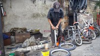 Jangan dilihat dari bengkelnya yang sederhana, Hadirman mampu lho melakukan modifikasi sepeda yang diinginkan customer.