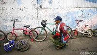 Hal ini dimanfaatkan Hadirman untuk terus berinovasi dan memperbaiki sepeda para langganannya. 