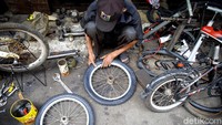 Adalah Hadirman, seorang pemilik bengkel sepeda di kawasan Cipulir, Kebayoran Lama, Jakarta, yang terus kebanjiran order.