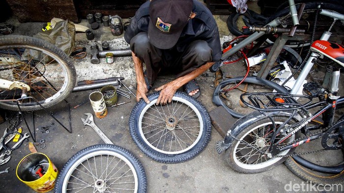 Omzet Bengkel Sepeda Masih Meroket Lho Di tengah pandemi, virus mendadak sepeda masih terus menularkan tren positifnya. Bahkan, bengkel sepeda sederhana di kawasan Cipulir omzetnya meroket hingga 100 persen.
