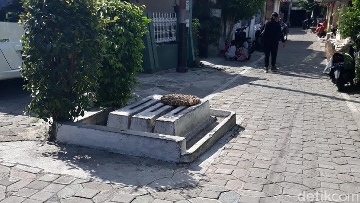 Tiga buah pusara kecil tanpa nama berada di tengah pertigaan jalan kampung di kawasan Keraton Kasunanan Surakarta.