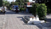 Menurut warga sekitar, makam itu sudah ada sejak sekitar 100 tahun yang lalu. Hampir tak ada warga yang menjadi saksi hidup sejarah adanya makam itu.