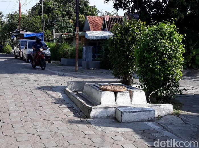Tiga buah pusara kecil tanpa nama berada di tengah pertigaan jalan kampung di kawasan Keraton Kasunanan Surakarta.