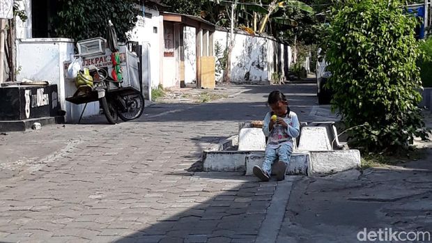 Tiga buah pusara kecil tanpa nama berada di tengah pertigaan jalan kampung di kawasan Keraton Kasunanan Surakarta.