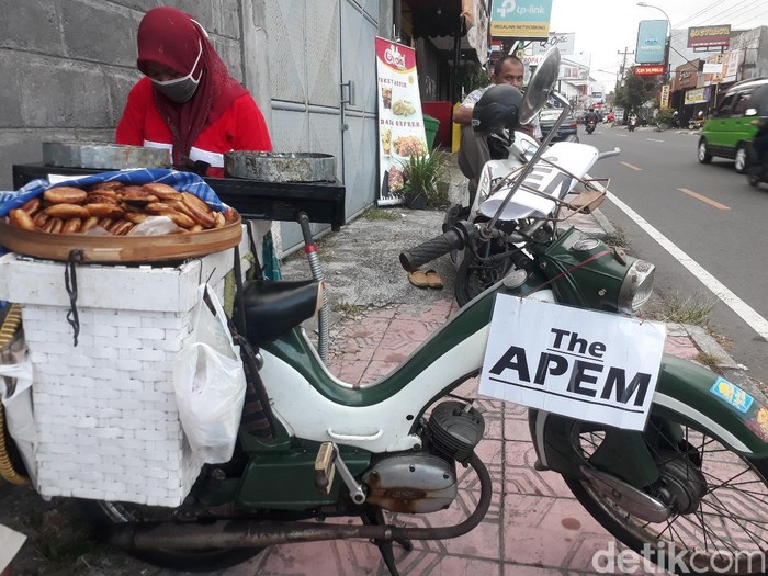 Penjual apem pakai motor tua