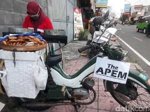Klasik! Penjual Apem Ini Jualan Pakai Motor Tua