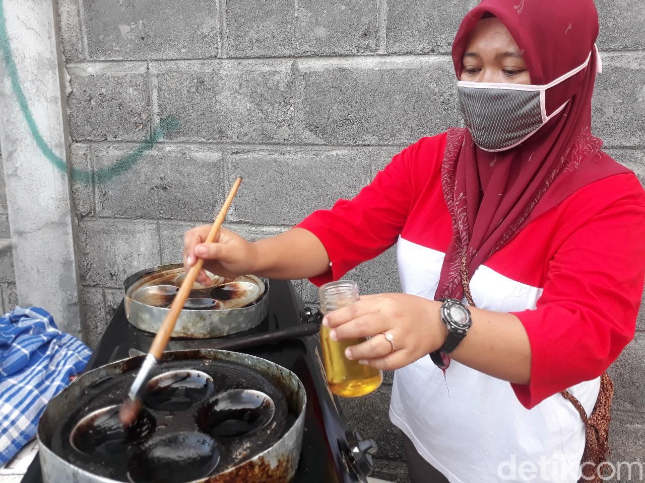 Penjual apem pakai motor tua