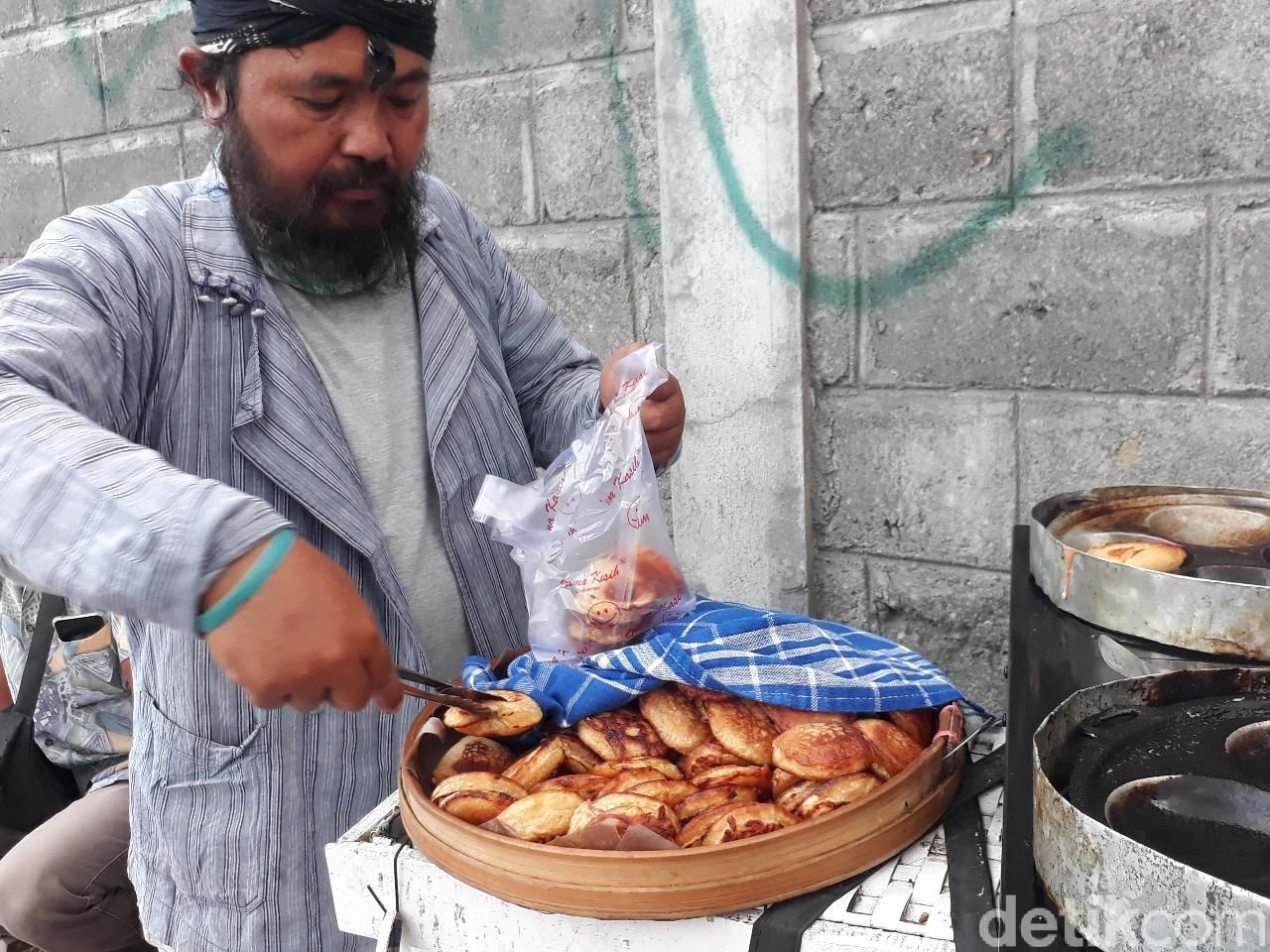 Penjual apem pakai motor tua