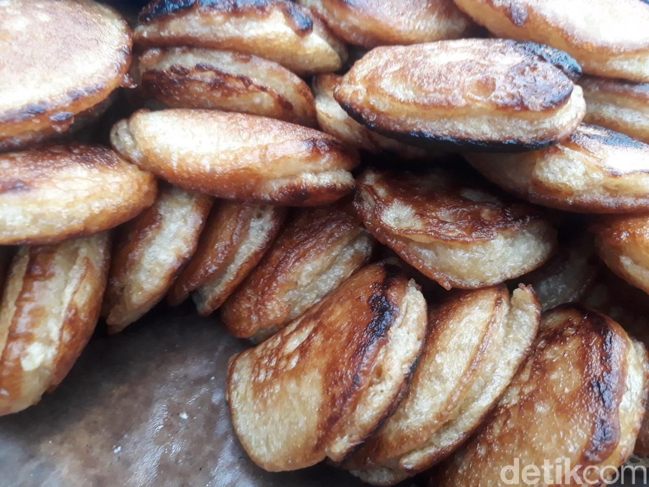 Penjual apem pakai motor tua
