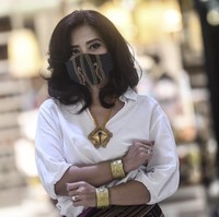 Peragaan busana tersebut digelar guna menggalang dana pendidikan untuk para siswa SDN Padang Panjang, Pulo Alor, Nusa Tenggara Timur. Para model pun tampil dengan masker saat tampil memeragakan busana.