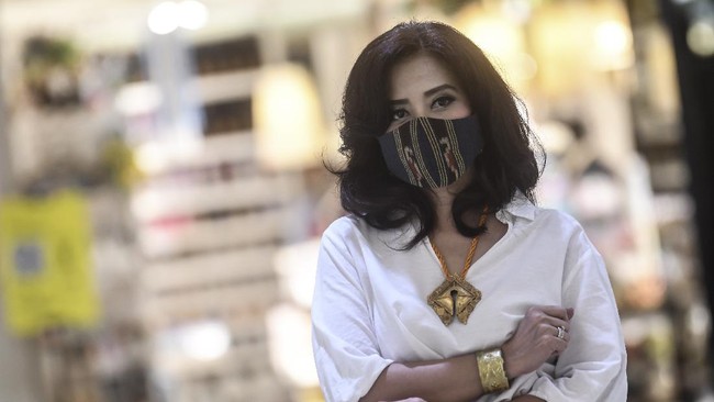 Peragaan busana tersebut digelar guna menggalang dana pendidikan untuk para siswa SDN Padang Panjang, Pulo Alor, Nusa Tenggara Timur. Para model pun tampil dengan masker saat tampil memeragakan busana.