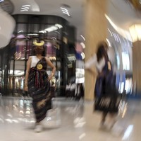 Penampilan para model yang tampil berlenggak-lenggok di mall dengan memakai masker langsung menjadi pusat perhatian pengunjung di FX Sudirman.