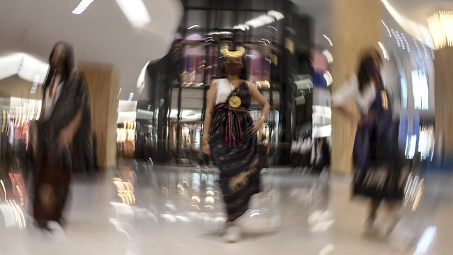 Penampilan para model yang tampil berlenggak-lenggok di mall dengan memakai masker langsung menjadi pusat perhatian pengunjung di FX Sudirman.