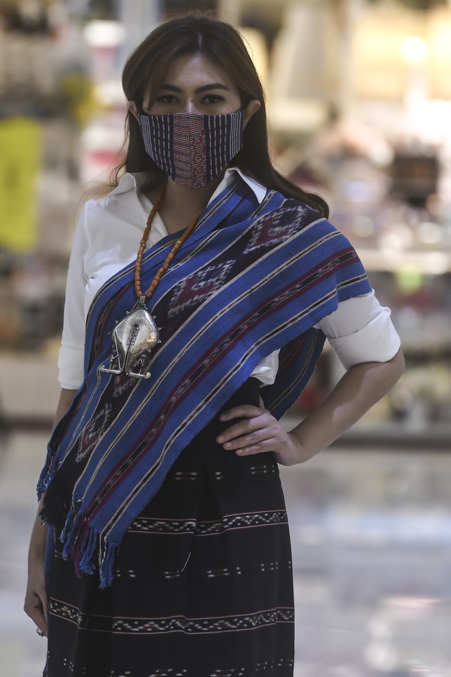 Alor, Nusa Tenggara Timur terkenal dengan kain tenunnya yang khas dan indah. Khas karena konon motif satu kain tak pernah bisa sama persis dengan kain lainnya. Seperti sidik jari semua tergantung pada tangan sang penenun.