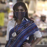 Alor, Nusa Tenggara Timur terkenal dengan kain tenunnya yang khas dan indah. Khas karena konon motif satu kain tak pernah bisa sama persis dengan kain lainnya. Seperti sidik jari semua tergantung pada tangan sang penenun.