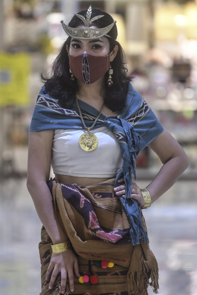 Tenun sendiri merupakan kegiatan membuat kain dengan cara memasukan benang pakan secara horizontal pada benang-benang lungsin, biasanya telah diikat dahulu dan sudah dicelupkan ke pewarna alami. Pewarna alami tersebut biasanya dibuat dari akar-akar pohon, ada pula yang menggunakan dedaunan.