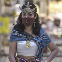 Tenun sendiri merupakan kegiatan membuat kain dengan cara memasukan benang pakan secara horizontal pada benang-benang lungsin, biasanya telah diikat dahulu dan sudah dicelupkan ke pewarna alami. Pewarna alami tersebut biasanya dibuat dari akar-akar pohon, ada pula yang menggunakan dedaunan.