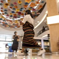 Model memperagakan busana tenun alor di FX Sudirman, Jakarta, Sabtu (4/7/2020). 