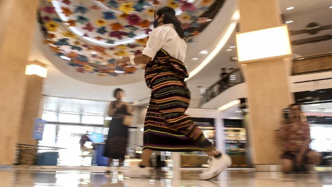 Model memperagakan busana tenun alor di FX Sudirman, Jakarta, Sabtu (4/7/2020). 