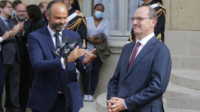 Outgoing Prime Minister Edouard Philippe, left, applauds newly named French Prime Minister Jean Castex after the handover ceremony in Paris, Friday, July 3, 2020. French President Emmanuel Macron on Friday named Jean Castex, who coordinated Frances virus reopening strategy, as the countrys new prime minister as the country focuses on reviving an economy hard-hit by the pandemic and months of strict lockdown.(AP Photo/Michel Euler)