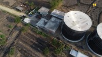 Sumber air baku SPAM Umbulan berasal dari mata air Umbulan di Kecamatan Winongan, Kabupaten Pasuruan yang disalurkan melalui pipa transmisi air bersih sepanjang 93 km dengan total 14 titik reservoir offtake.