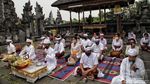 Semangat Umat Hindu Beribadah di Hari Raya Saraswati
