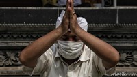 Para umat wajib memakai masker.