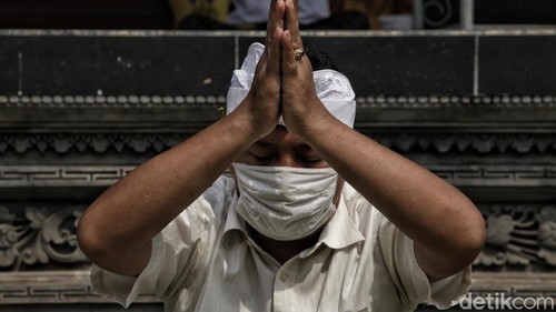 Sejumlah umat Hindu di kawasan Pura Dalem Purnajati Tanjung Puri, Jakut, tengah menunaikan sembahyang di Perayaan Hari Raya Saraswati