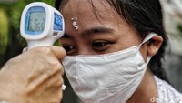Pengecekan suhu tubuh juga dilakukan.