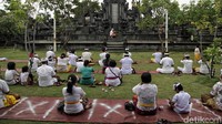 Selain itu, mencuci tangan dan menjaga jarak juga ketat diterapkan.