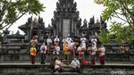 Semangat Umat Hindu Beribadah di Hari Raya Saraswati