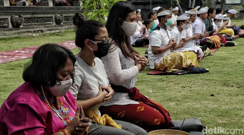 Sejumlah umat Hindu di kawasan Pura Dalem Purnajati Tanjung Puri, Jakut, tengah menunaikan sembahyang di Perayaan Hari Raya Saraswati