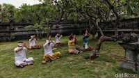Dalam perayaan ibadah tersebut, umat Hindu berdoa agar Indonesia segera dihilangkan dari wabah COVID-19 yang telah menyebar ke penjuru dunia ini.