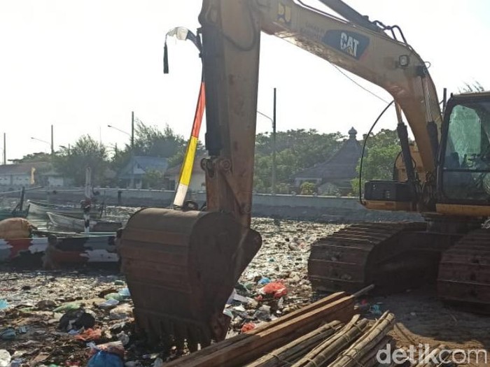 sungai penuh sampah di pasuruan
