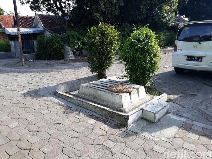 Tiga makam tanpa nama di tengah pertigaan jalan Solo, Jumat (3/7/2020).