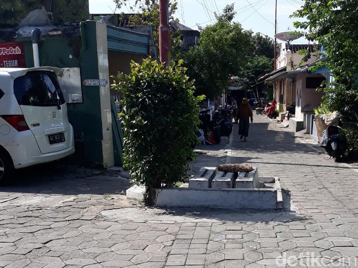 Tiga makam tanpa nama di tengah pertigaan jalan Solo, Jumat (3/7/2020).