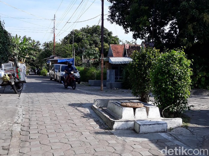 Tiga makam tanpa nama di tengah pertigaan jalan Solo, Jumat (3/7/2020).