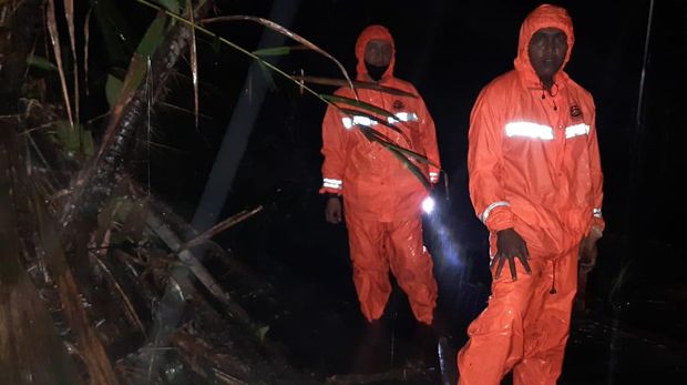 Tim SAR Timika melakukan pencarian Syarif, pemuda yang tersesat di hutan saat berburu