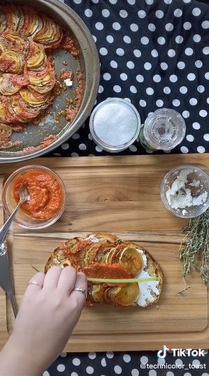 Roti Panggang Cantik Bertemakan Film